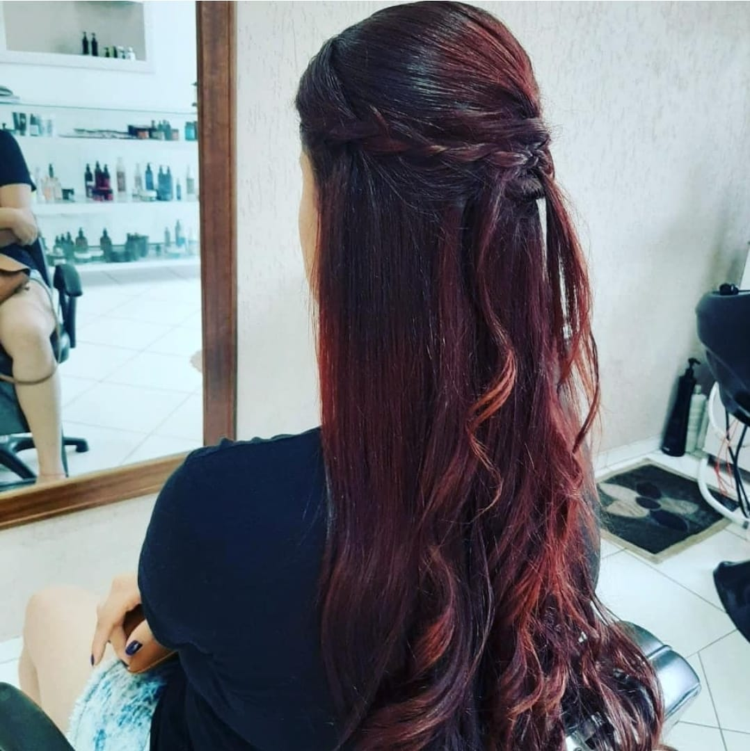 Cabelo marsala com trança lateral e ondas