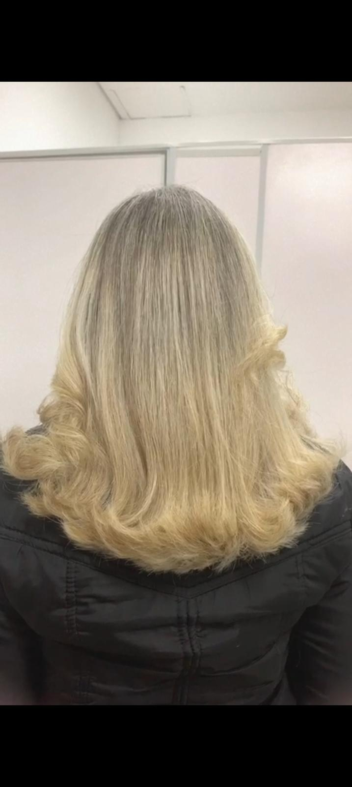 Loiro multi-tonal com cachos volumosos nas pontas