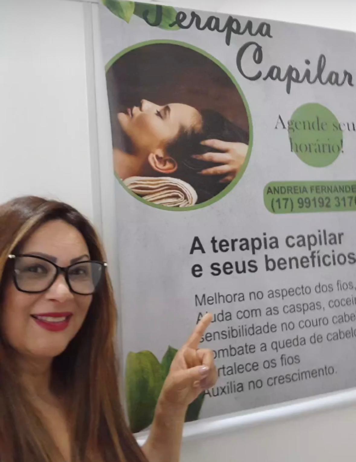 Andreia Paula Fernandes no estúdio, apresentando os benefícios da terapia capilar