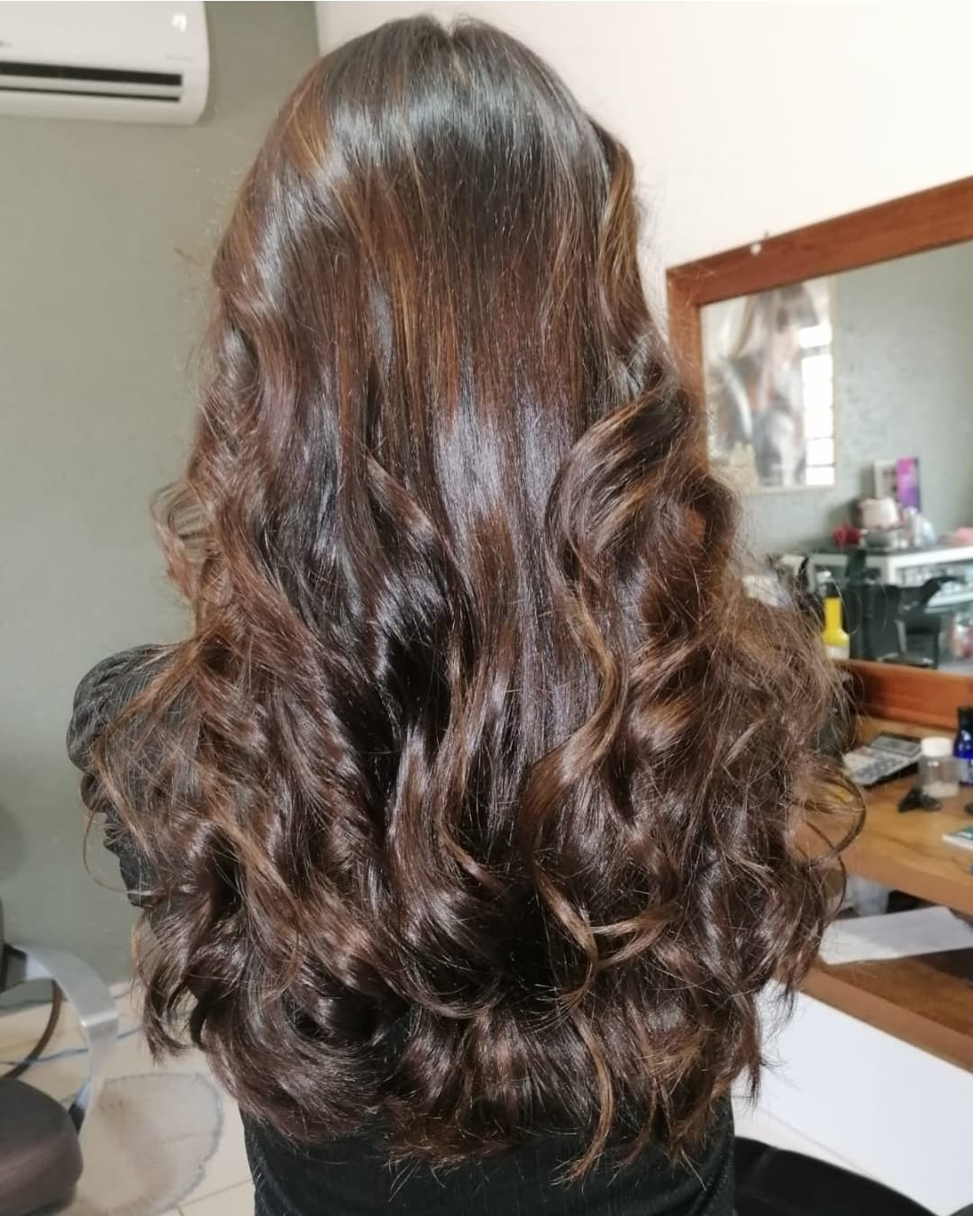 Cabelo castanho longo com cachos e brilho intenso